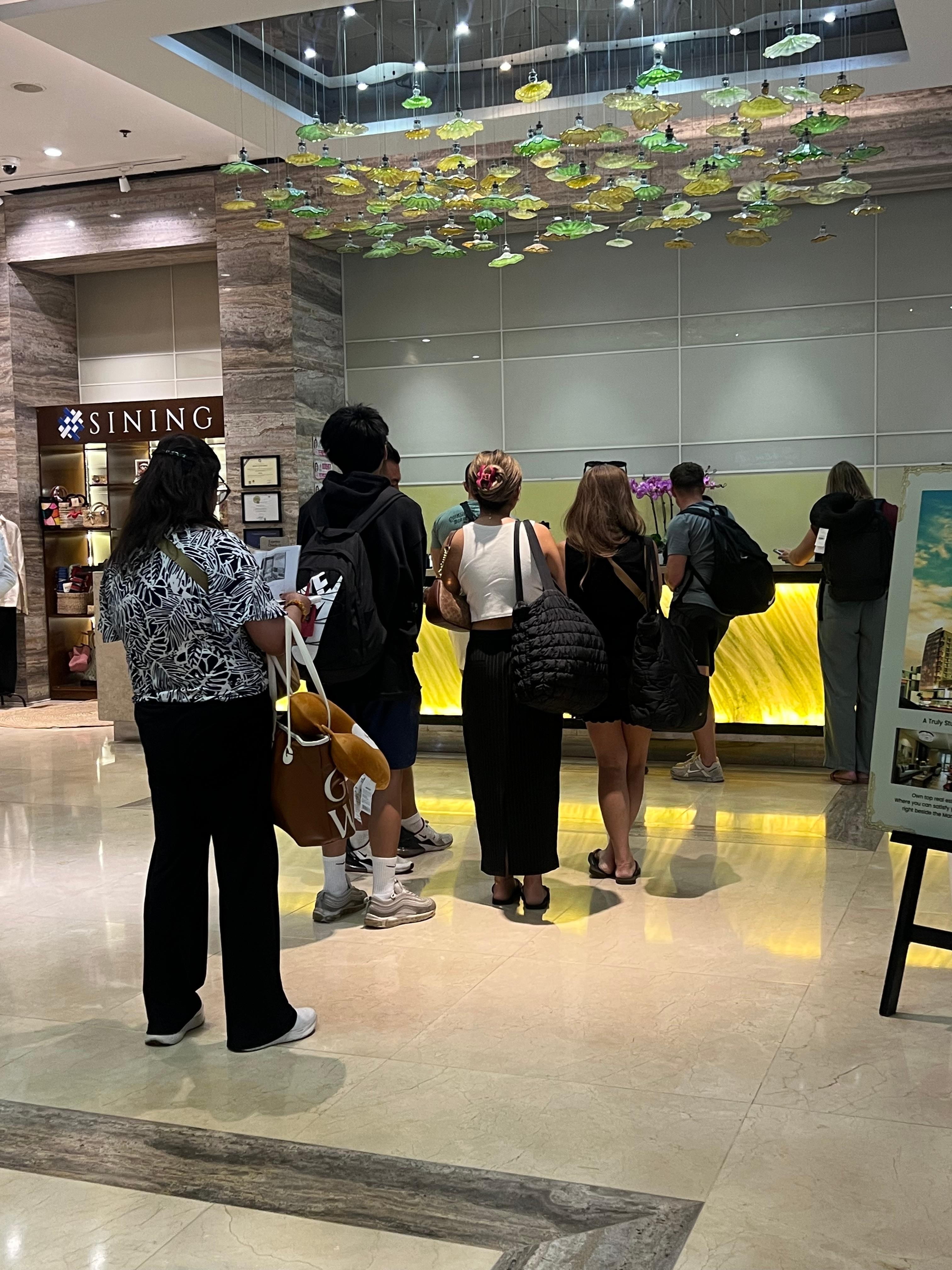 Easy check in very accommodating staff by the front desk👍