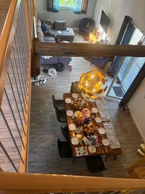 Blick von der Treppe in den Wohn- und Essbereich