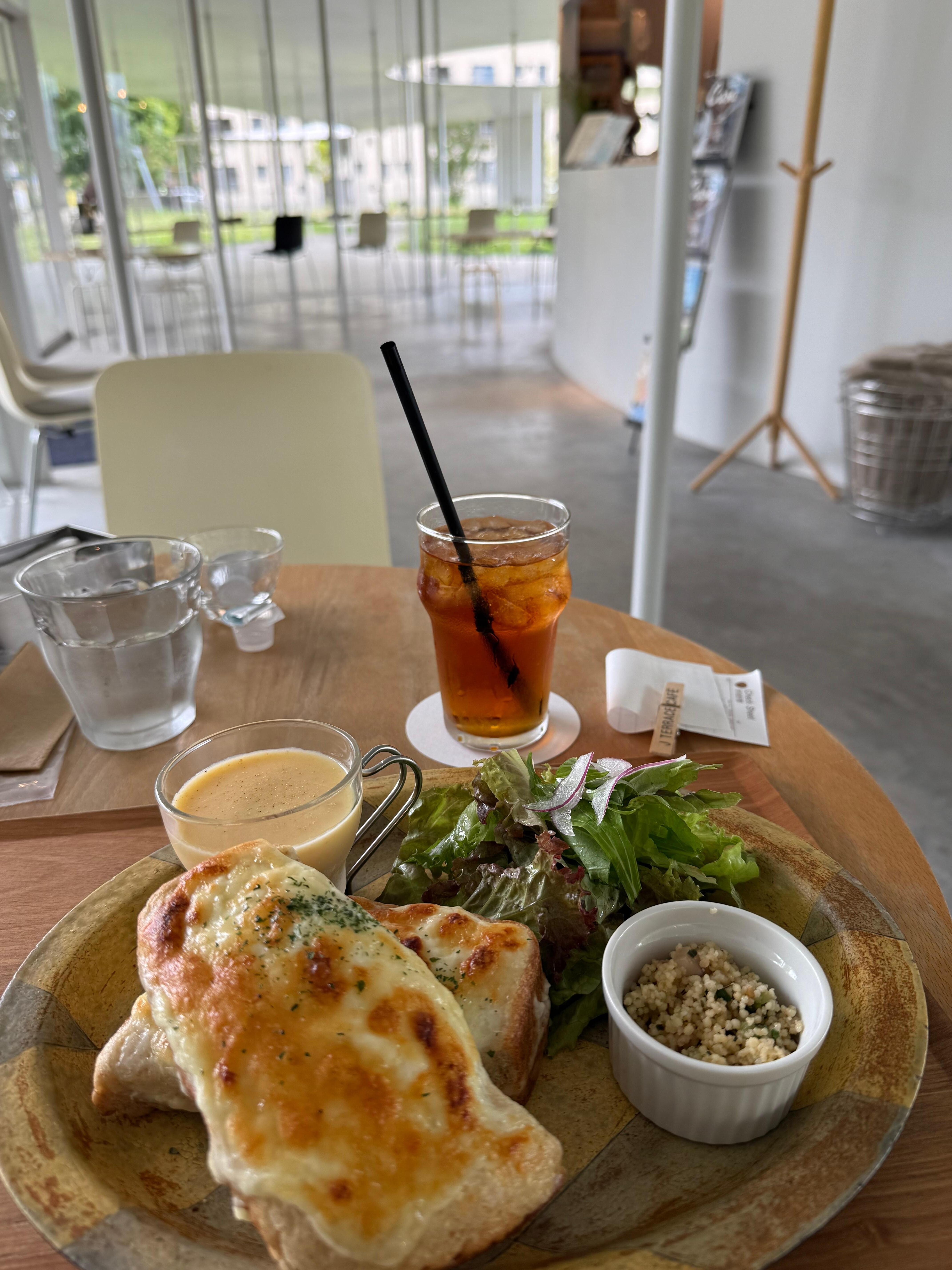 近くの岡山大学内の喫茶店でランチ。大学内散歩。