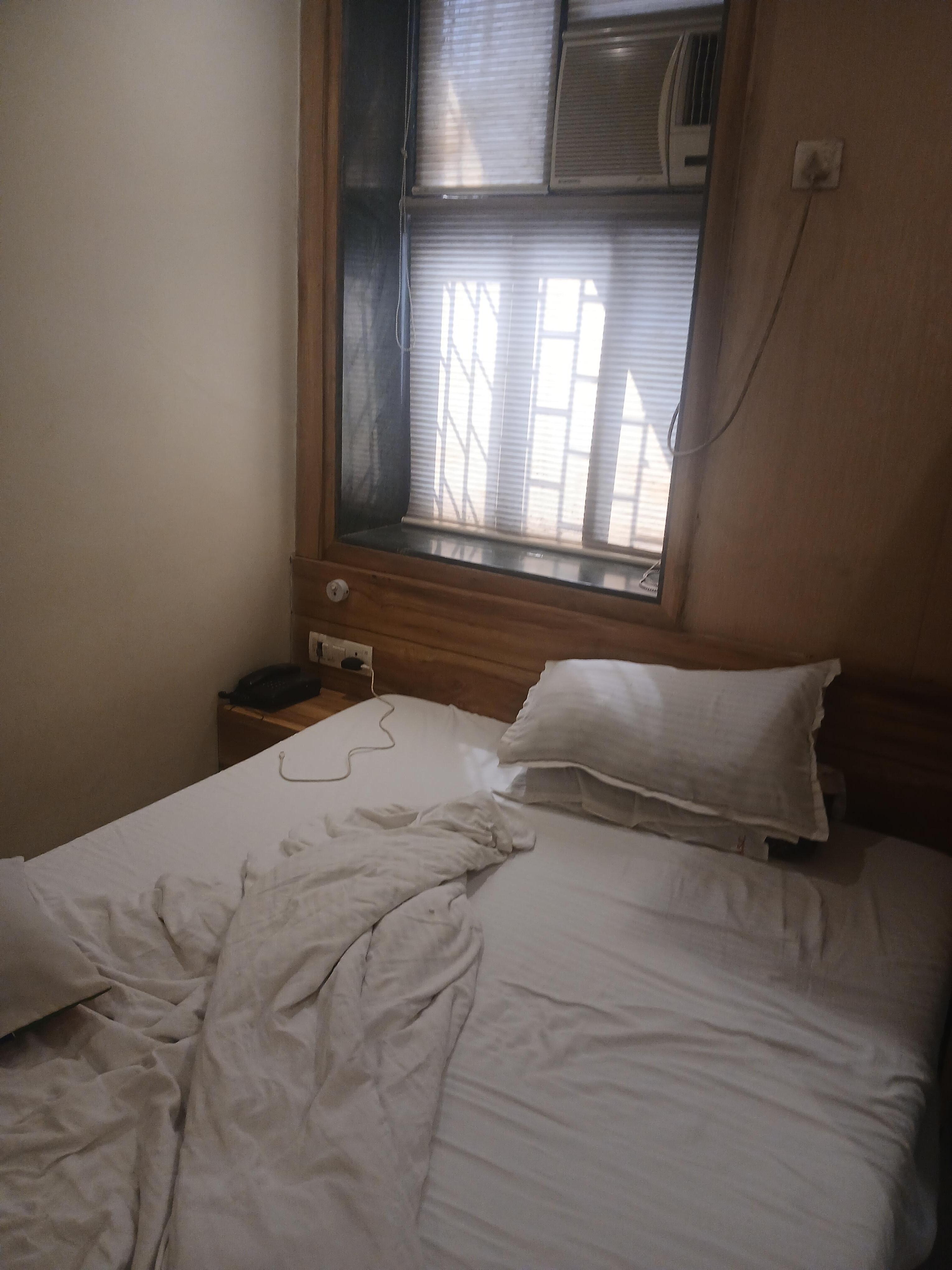 Dalla finestra entrava il veleno che usavano per i lavori accanto, era una grande demolizione di un vecchio palazzo, ma con un odore velenoso .