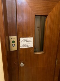 エレベーターを使った後はしっかりと扉を閉めるように。日本には無いタイプなので最初使い方に戸惑うかもしれません。