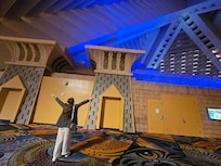 El hotel es antiguo, lo que es ya parte de sus encantos, faltan algunos arreglos, los costos en las atracciones son altos pero es un buen lugar para descansar y visitar el Strip