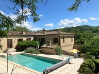 Heerlijk zwembad met aangename temperatuur waar ik 's ochtend vroeg al baantjes ging trekken. Hierachter zie je aan de zijkant van het gebouw het schaduwdoek wat ons prive terras was.