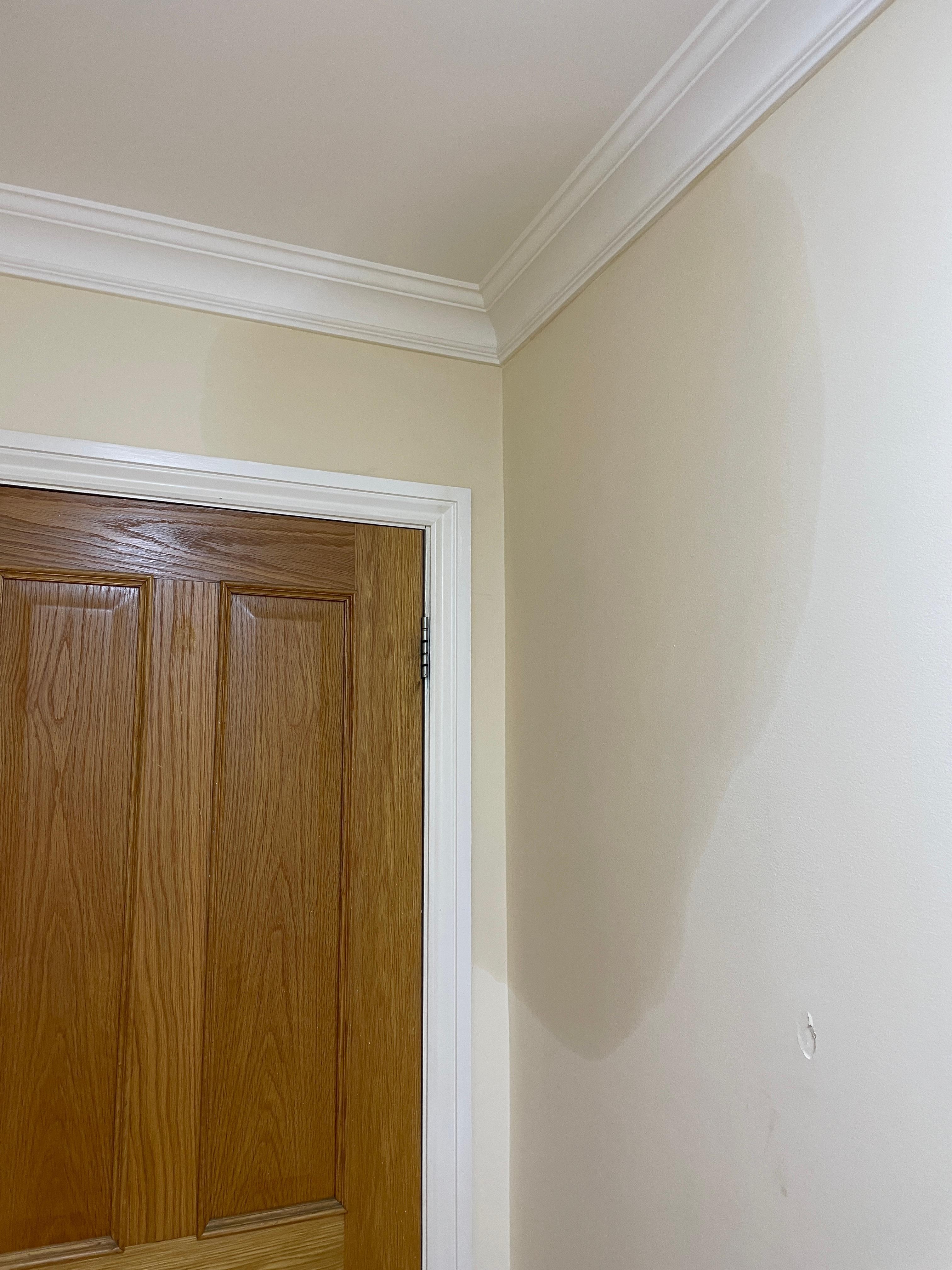 Porte d’entrée: tâche d’humidité. 