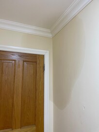 Porte d’entrée: tâche d’humidité.