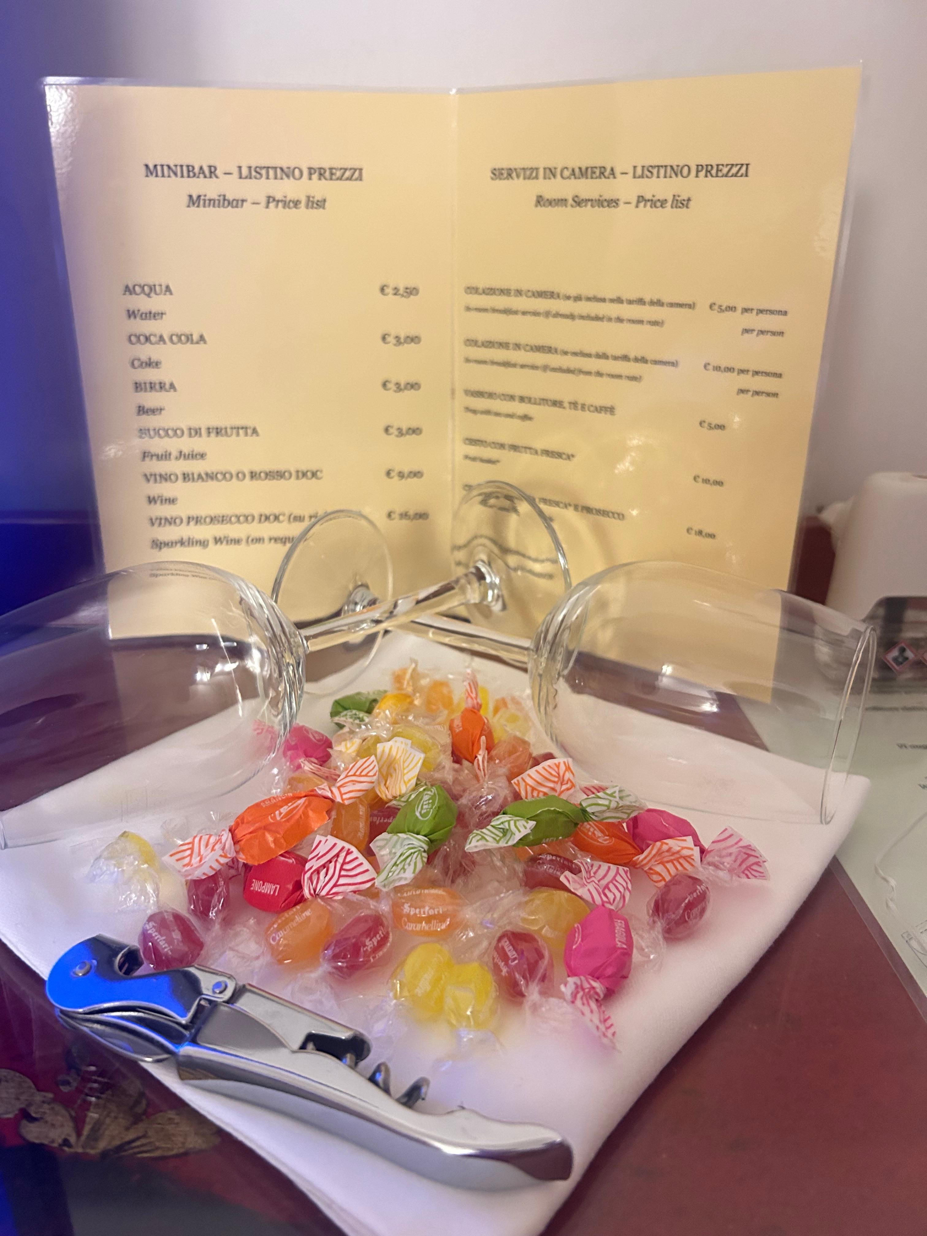 部屋の机には…