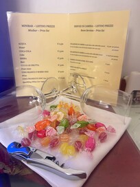 部屋の机には…