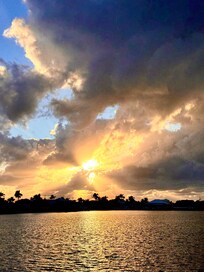 Blick vom Pool auf den See
