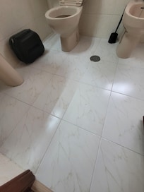 Carrelage avec des fêlures.