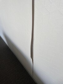 Hier lösen sich im gesamten Zimmer die Tapeten ab. Nur ein Beispiel von einer Tapete.
