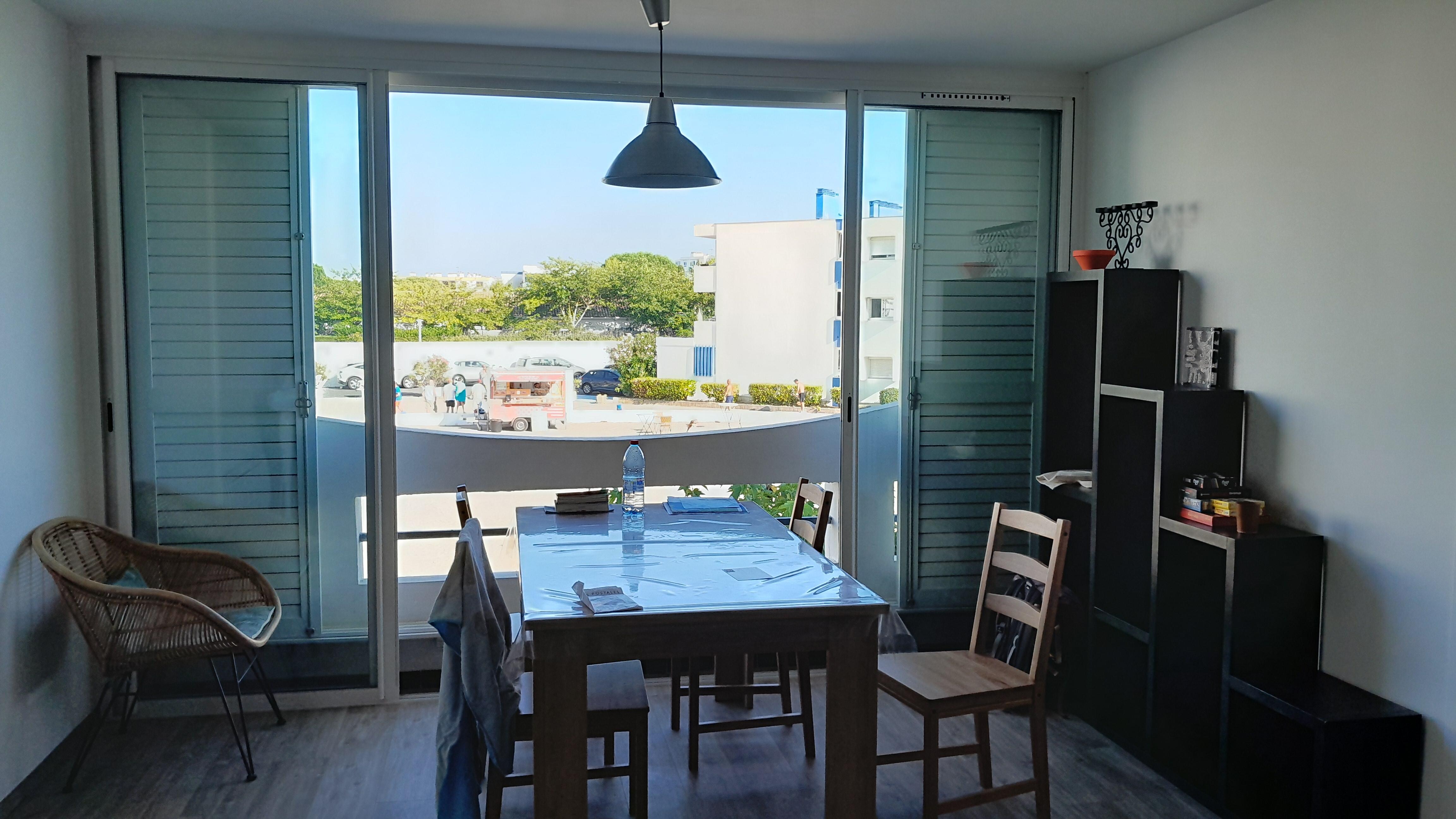 Blick von der Küche ins Wohnzimmer