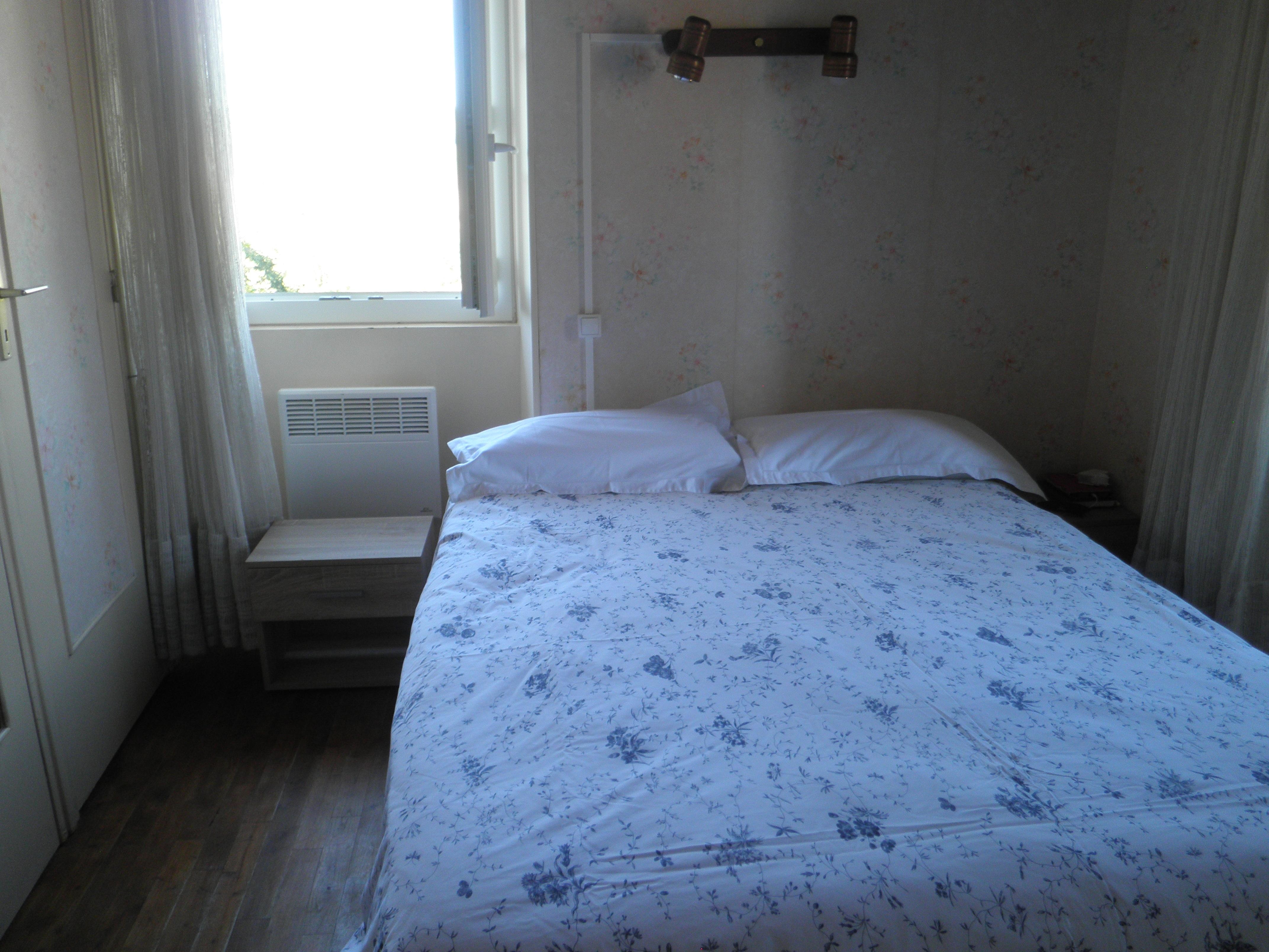 Double bed with single duvet