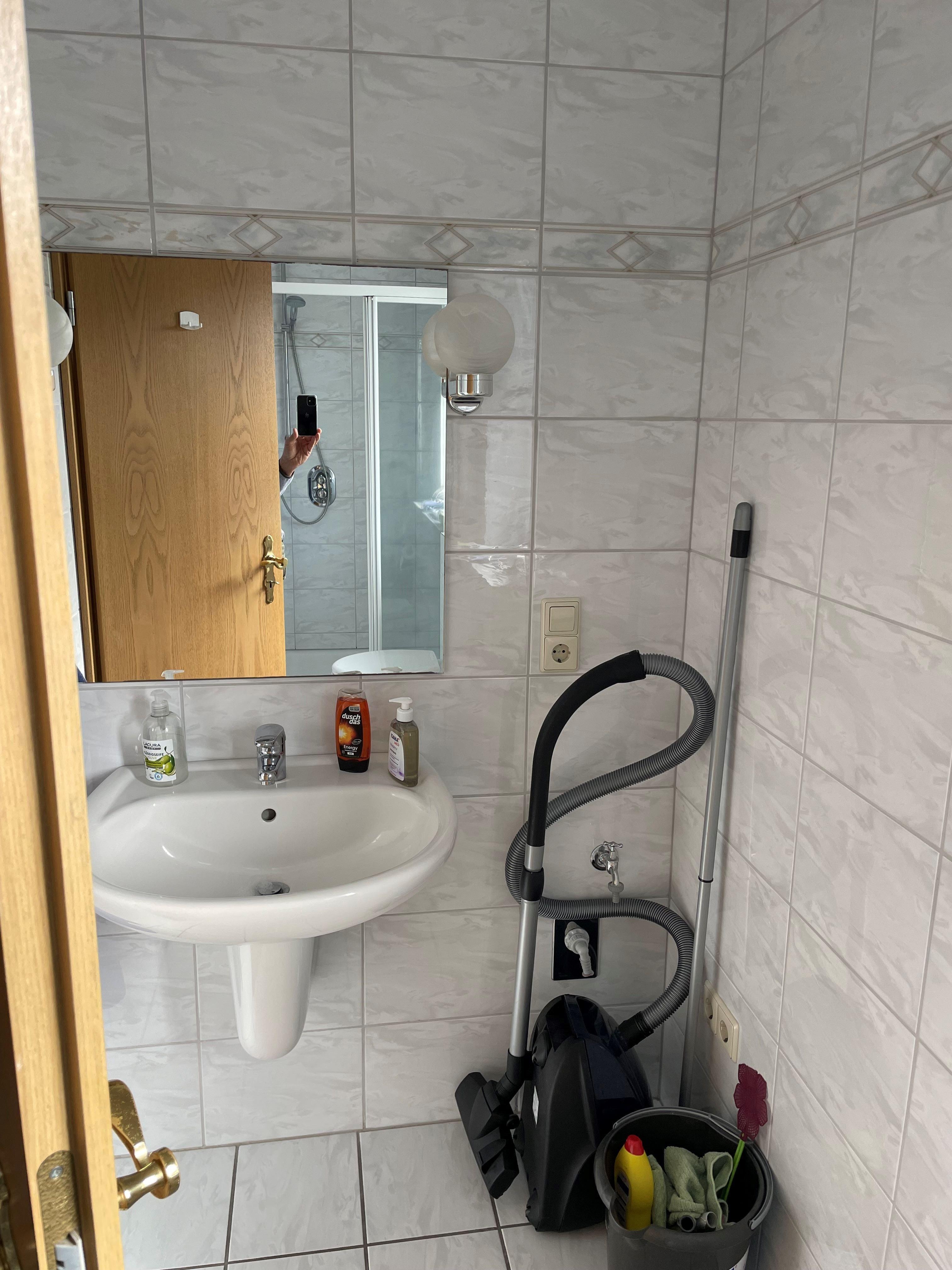 Im Bad befanden sich die Putzutensilien der Reinigungskräfte.Keine Abstellmöglichkeit für Kosmetik.