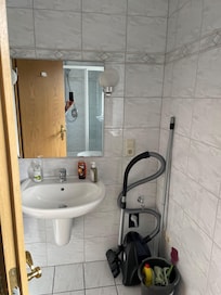 Im Bad befanden sich die Putzutensilien der Reinigungskräfte.Keine Abstellmöglichkeit für Kosmetik.