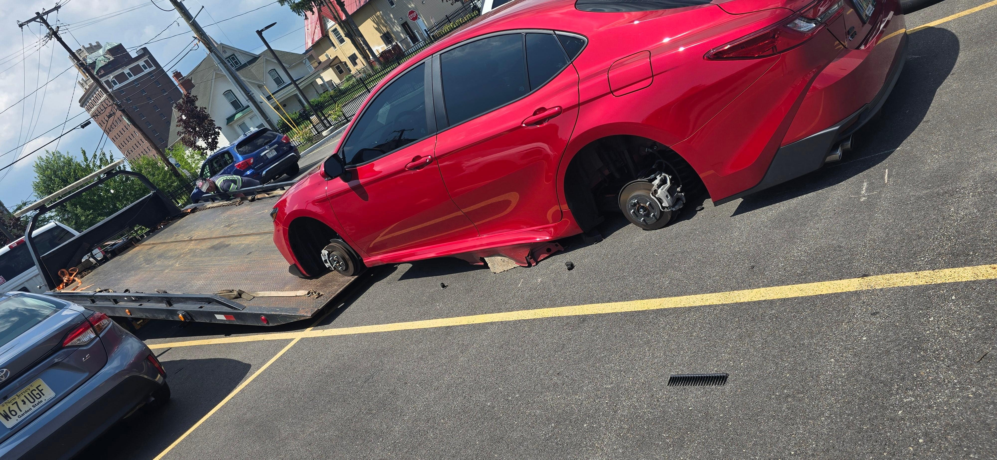 Así dejaron mi carro en el estacionamiento del hotel 