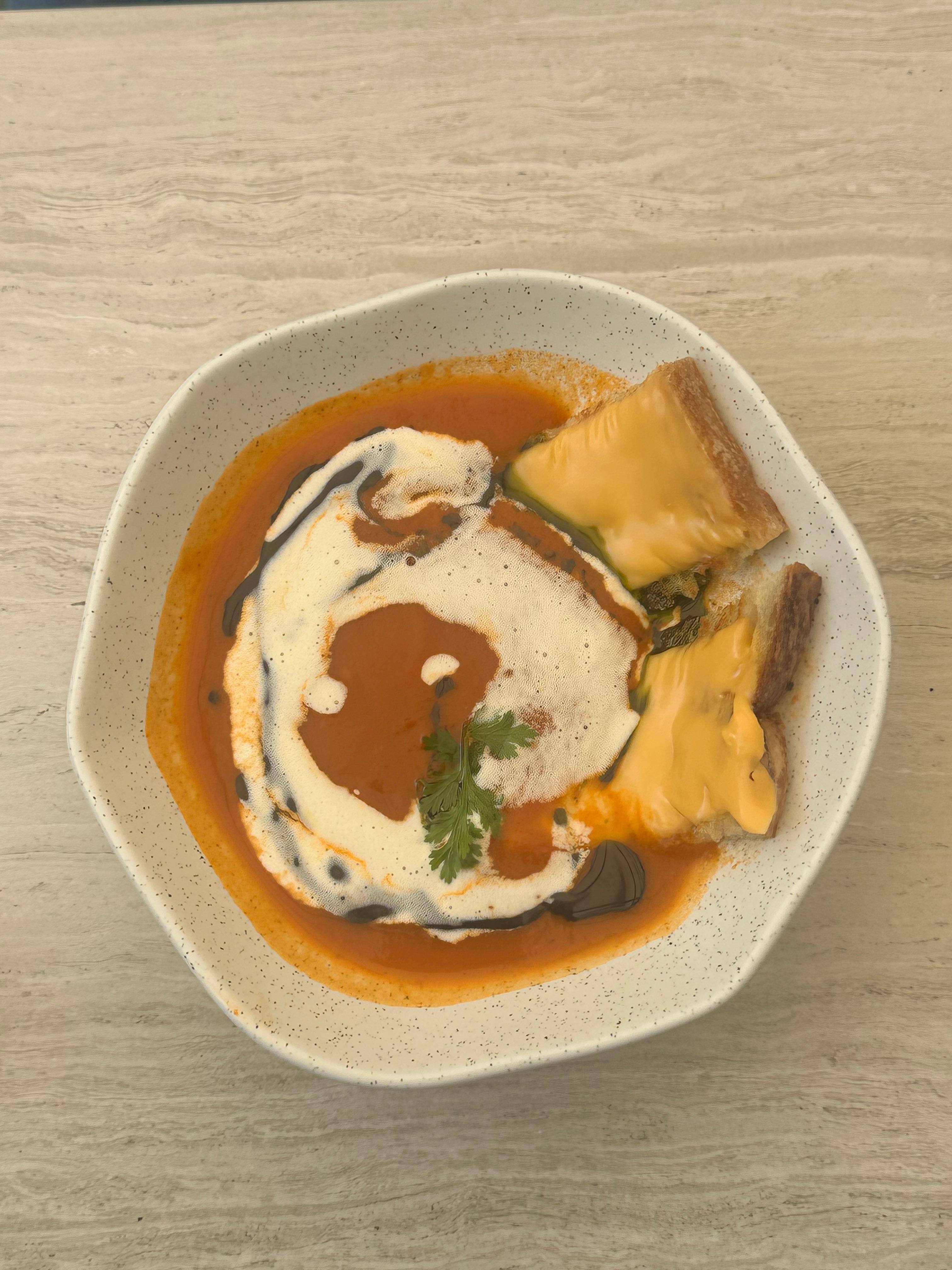 Sopa de tomate, riquísima. Gracias al chef.