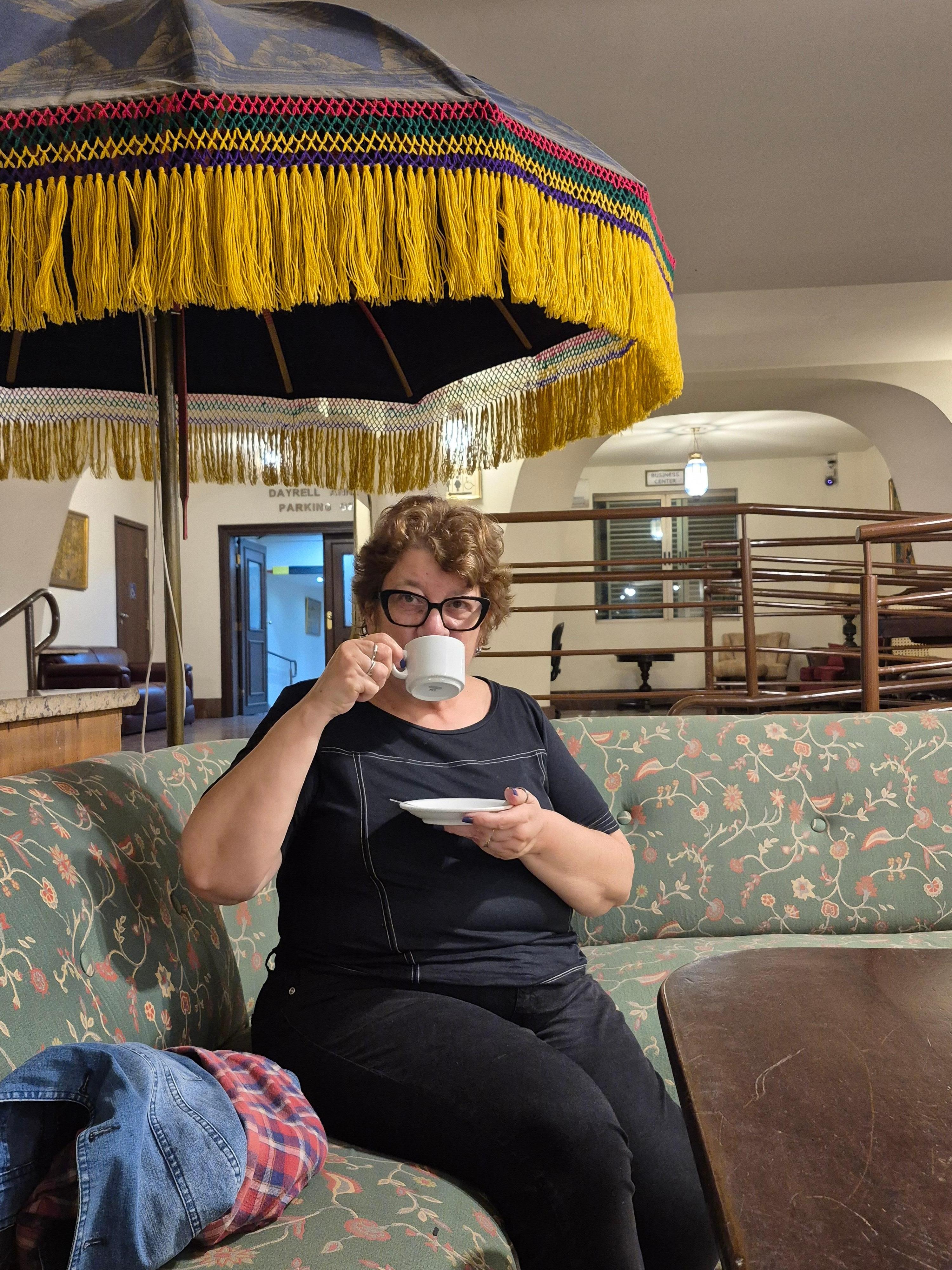 Hotel com ambientes amplos.
