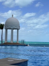 Infinity pool