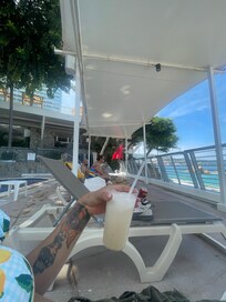 La alberca de abajo tiene vista al mar y también sirven bebidas y alimentos en los camastros que presta el hotel directamente en la playa