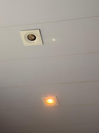 Goteira nas lâmpada, ao lado da cama.