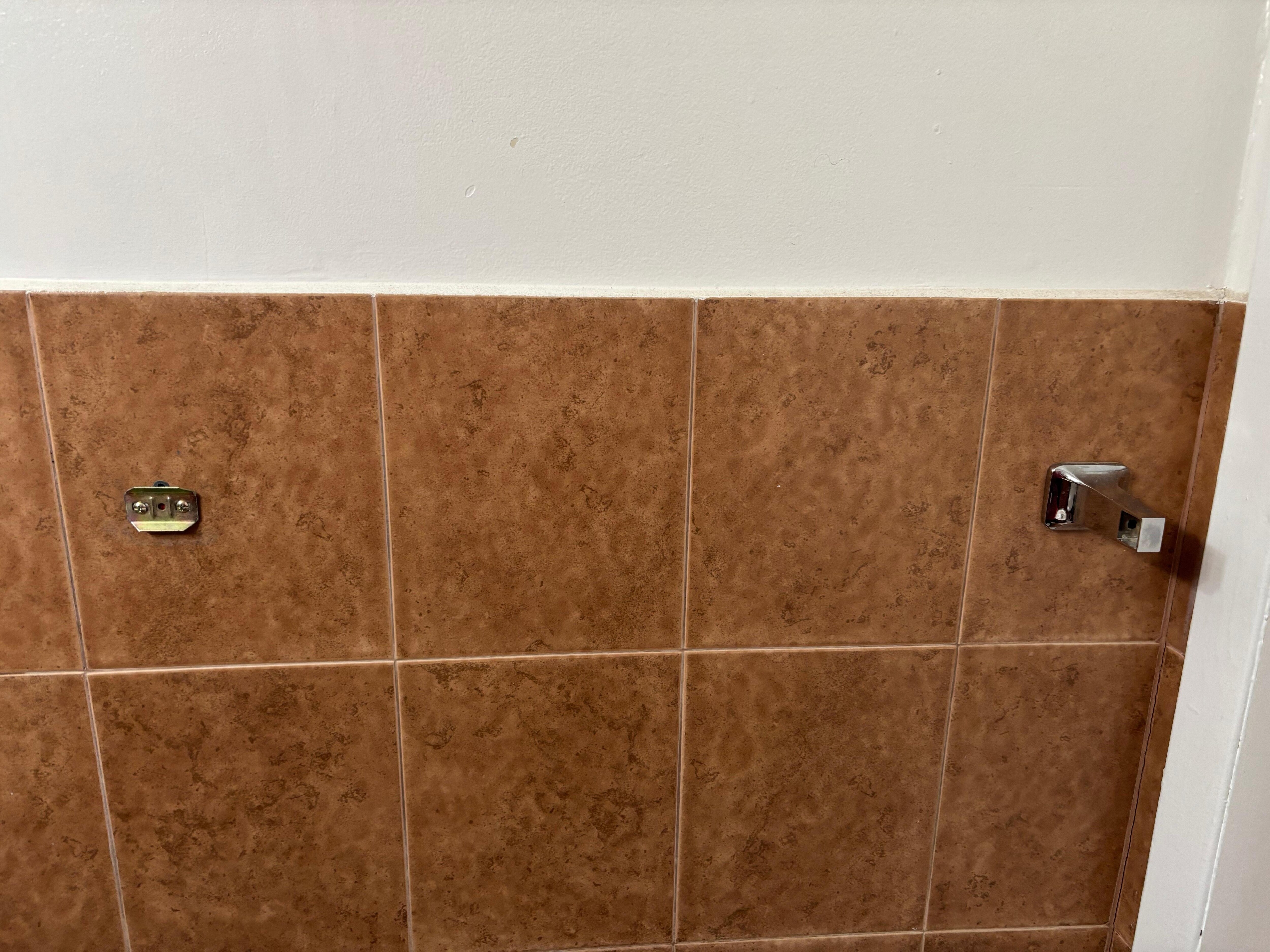 Broken towel bar, no other rack. 