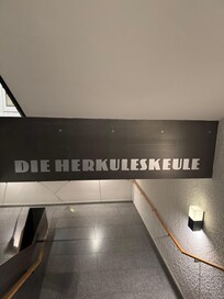 Kulturpalast mit Kabarett „Herkuleskeule“