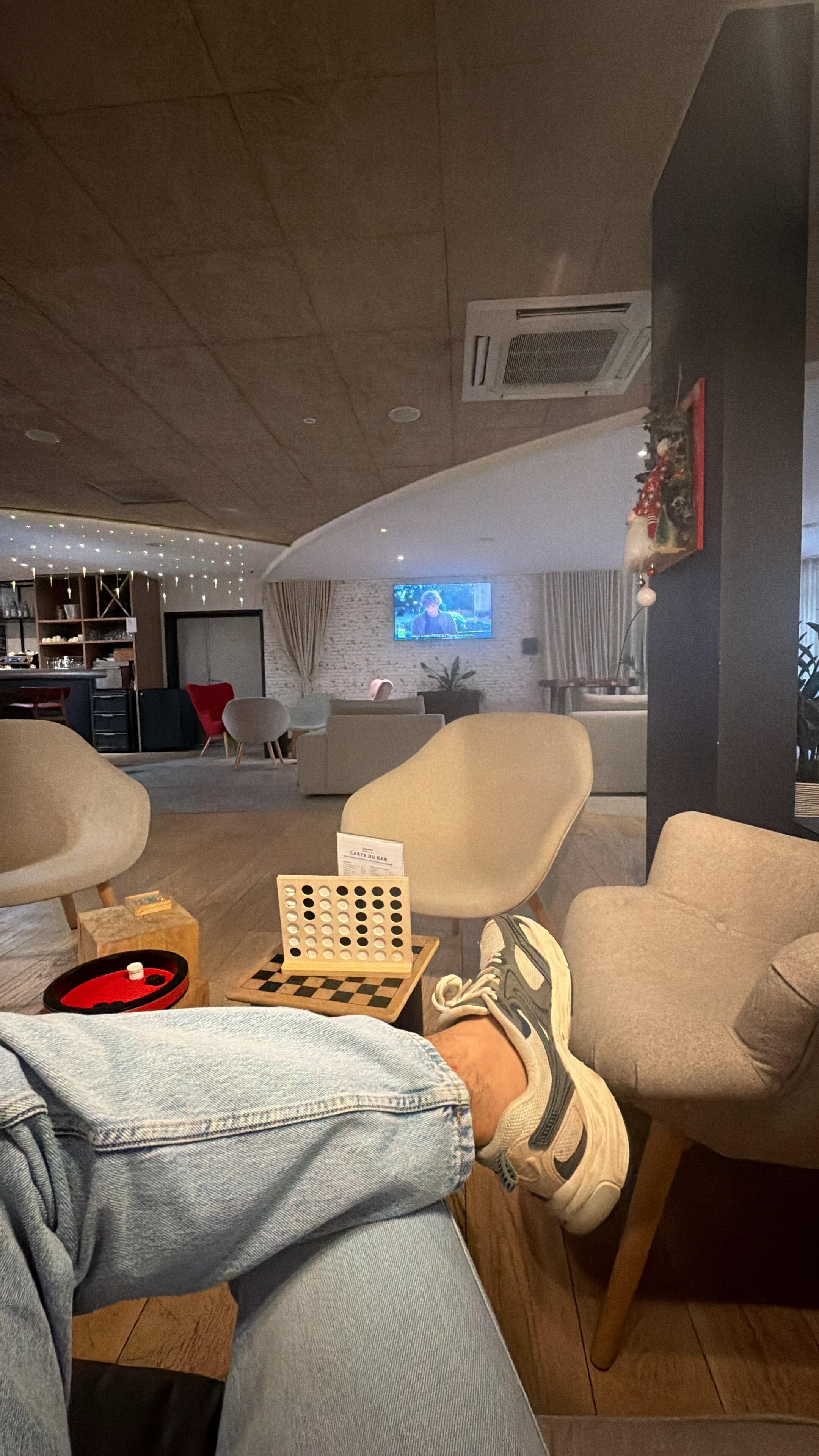 Hall spacieux et confortable de l'hôtel.