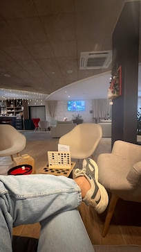 Hall spacieux et confortable de l'hôtel.