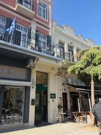 İyi restaurantlara yürüme mesafesinde, çok ilgili çalışanlara sahip ve tertemiz bir hotel.