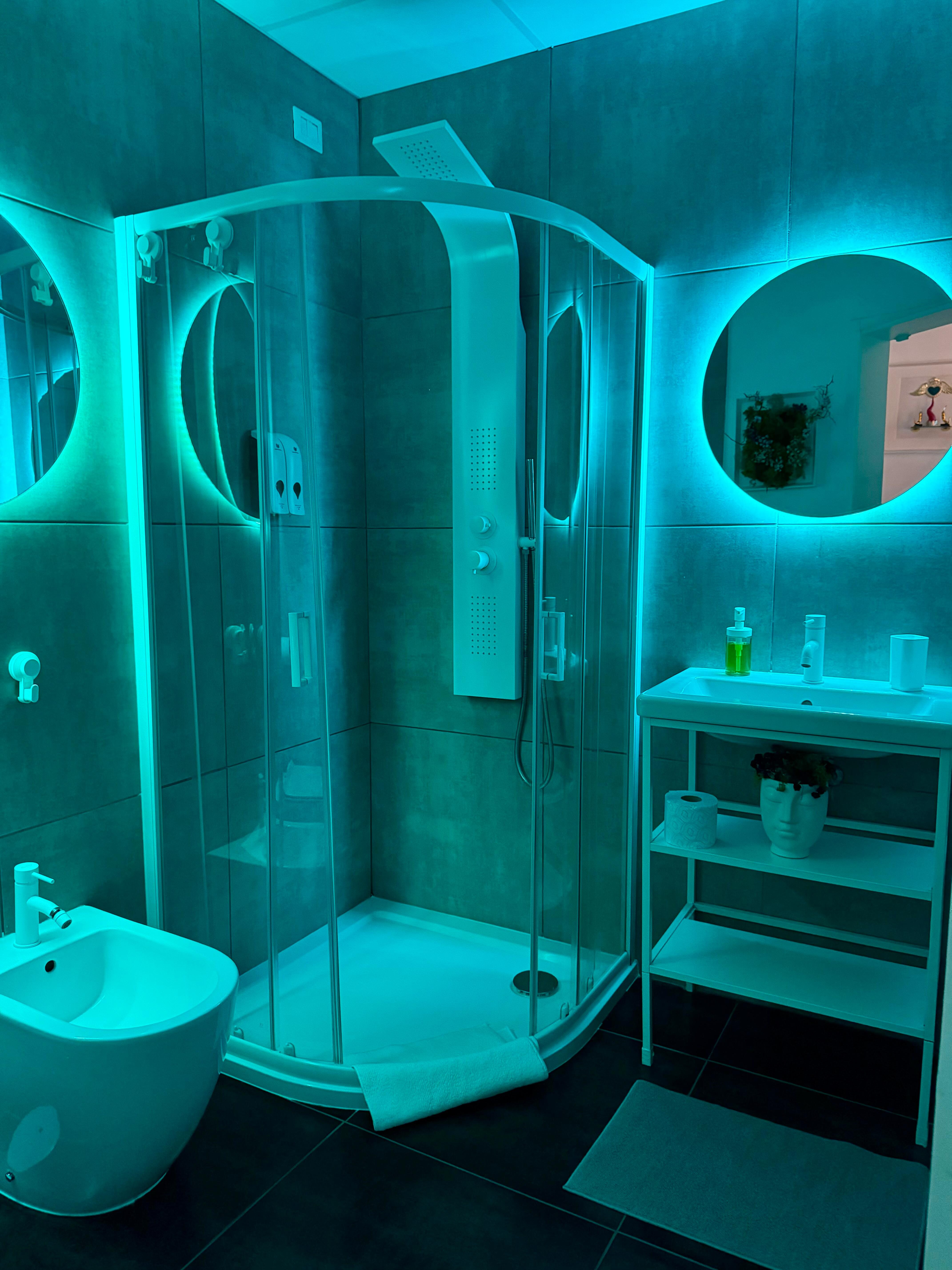Love the blue in direct lighting in the bathroom.