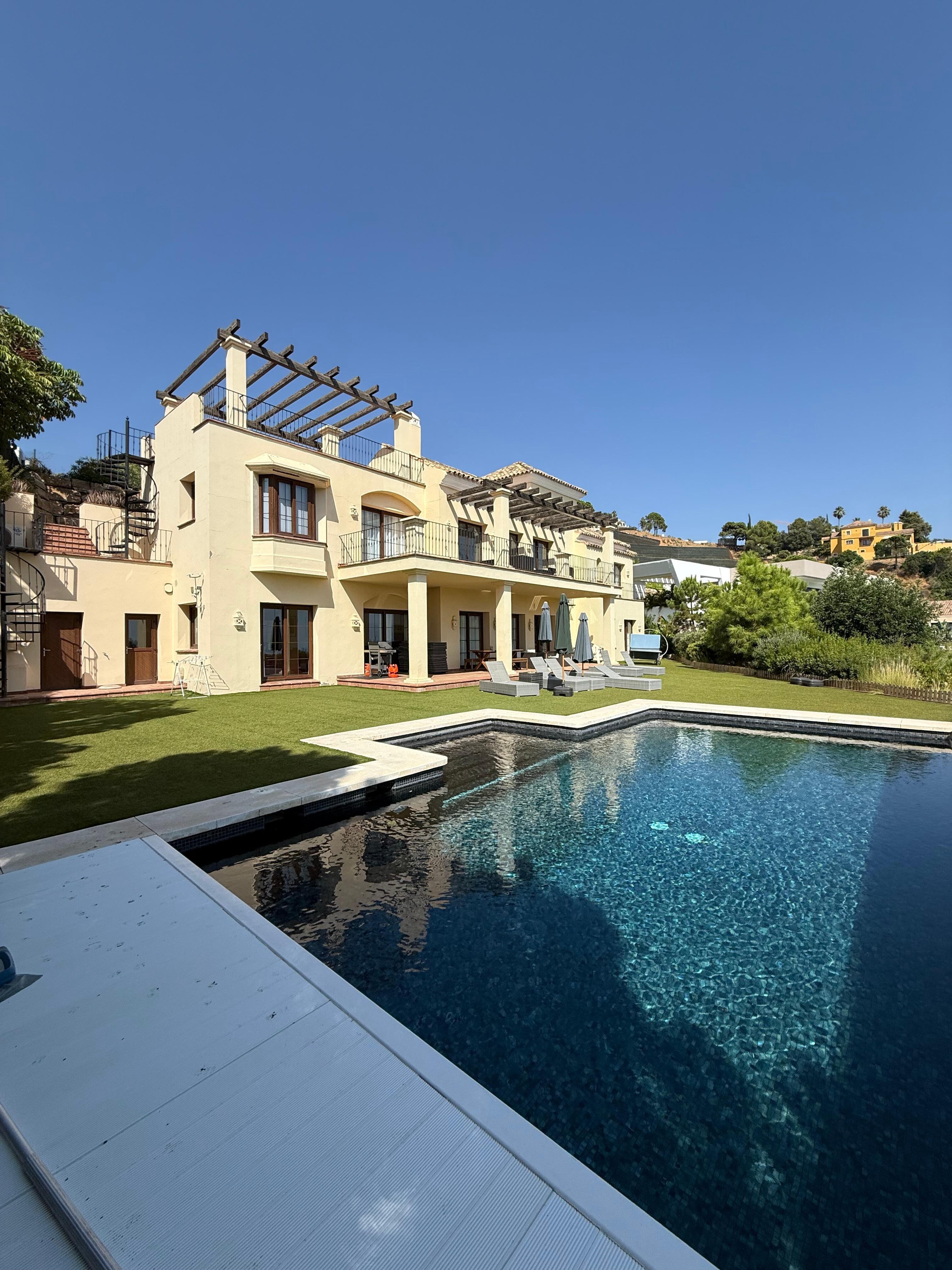 Pool, house and garden. 