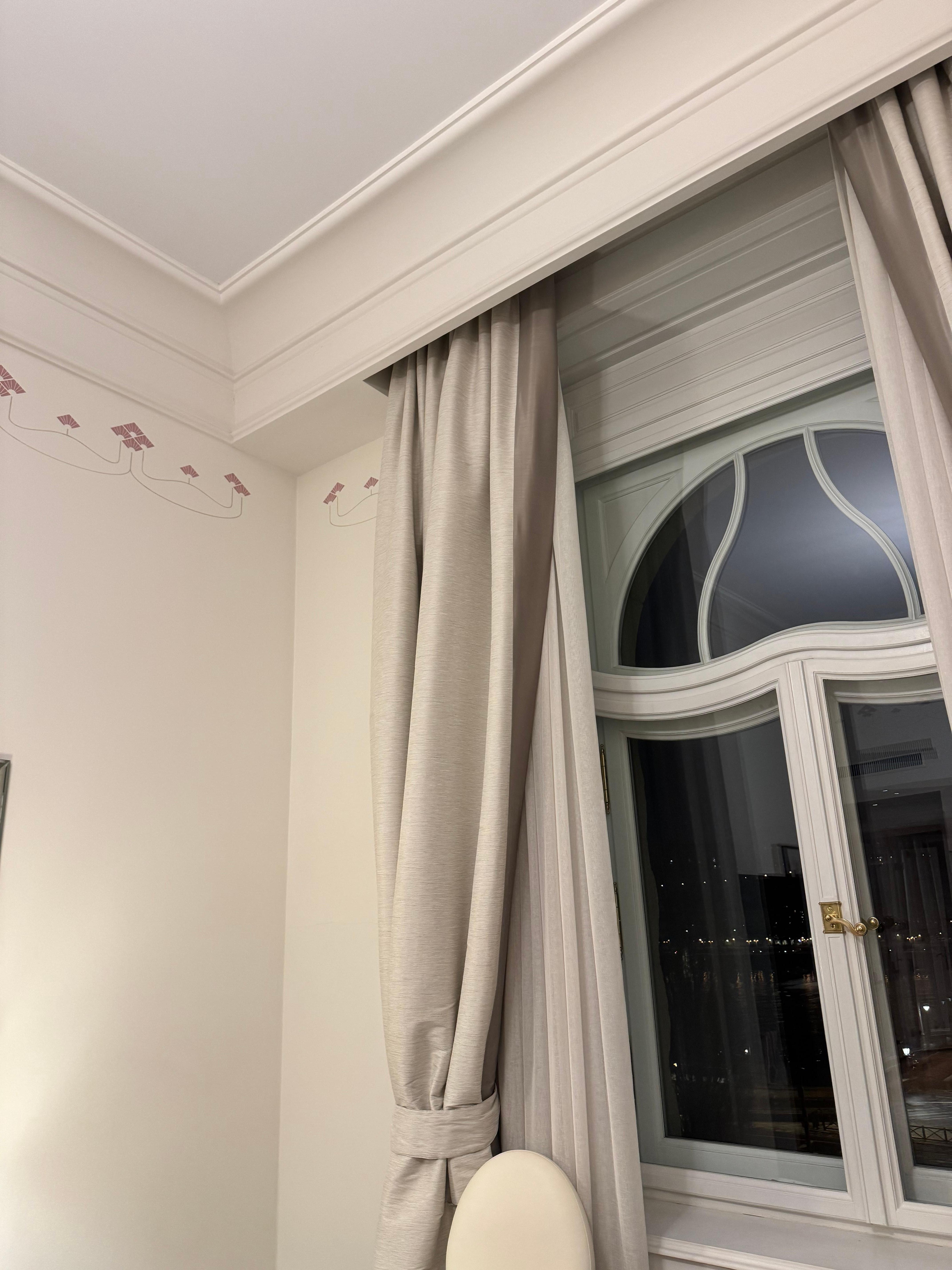 Unremarkable decorations. 