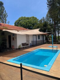 Piscina muito boa e bem limpinha do lado uma sauna bem gostosa e area de churrasco compartilhada