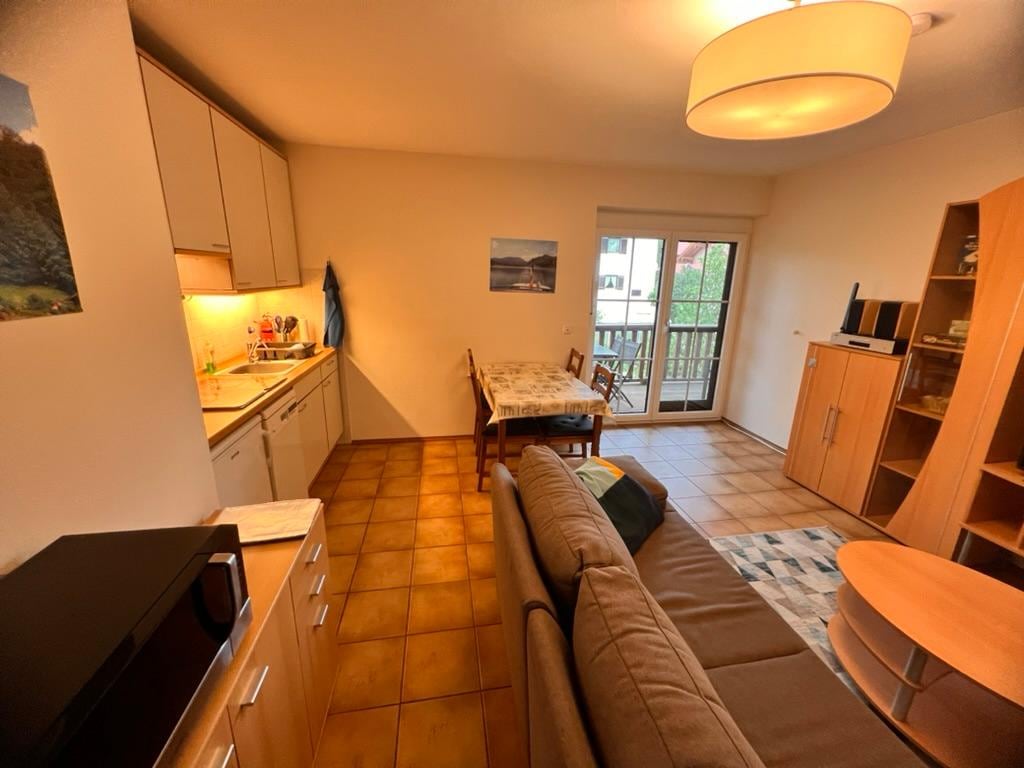 Wohnzimmer mit Küchenzeile und Esstisch