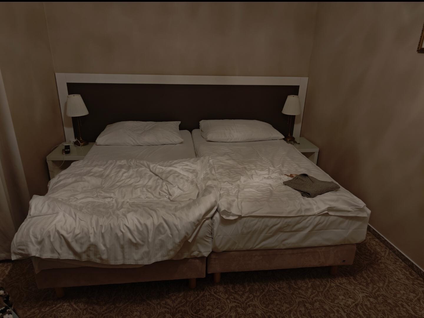 "Superior"-Zimmer, gerade 50cm links und rechts vom Bett Platz.