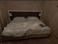 "Superior"-Zimmer, gerade 50cm links und rechts vom Bett Platz.