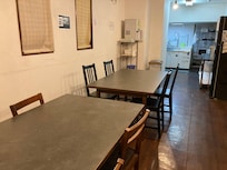 共有スペースにてテーブルがあり、キッチンもある。