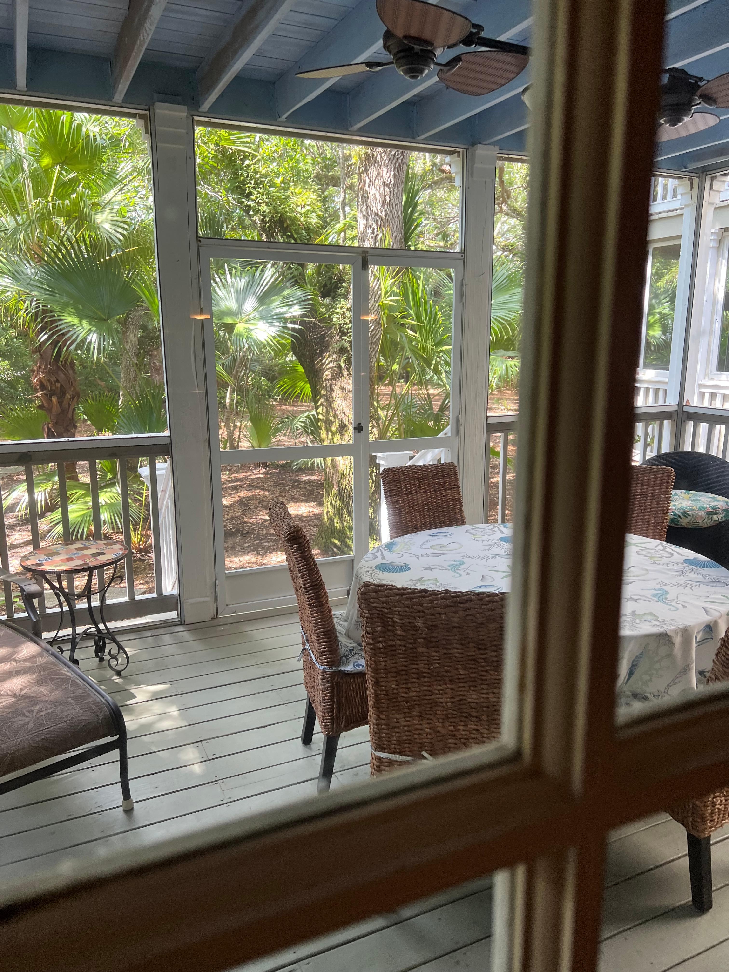 Screened in porch/lanai