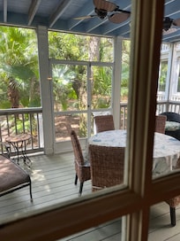 Screened in porch/lanai