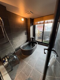 Bath/shower room