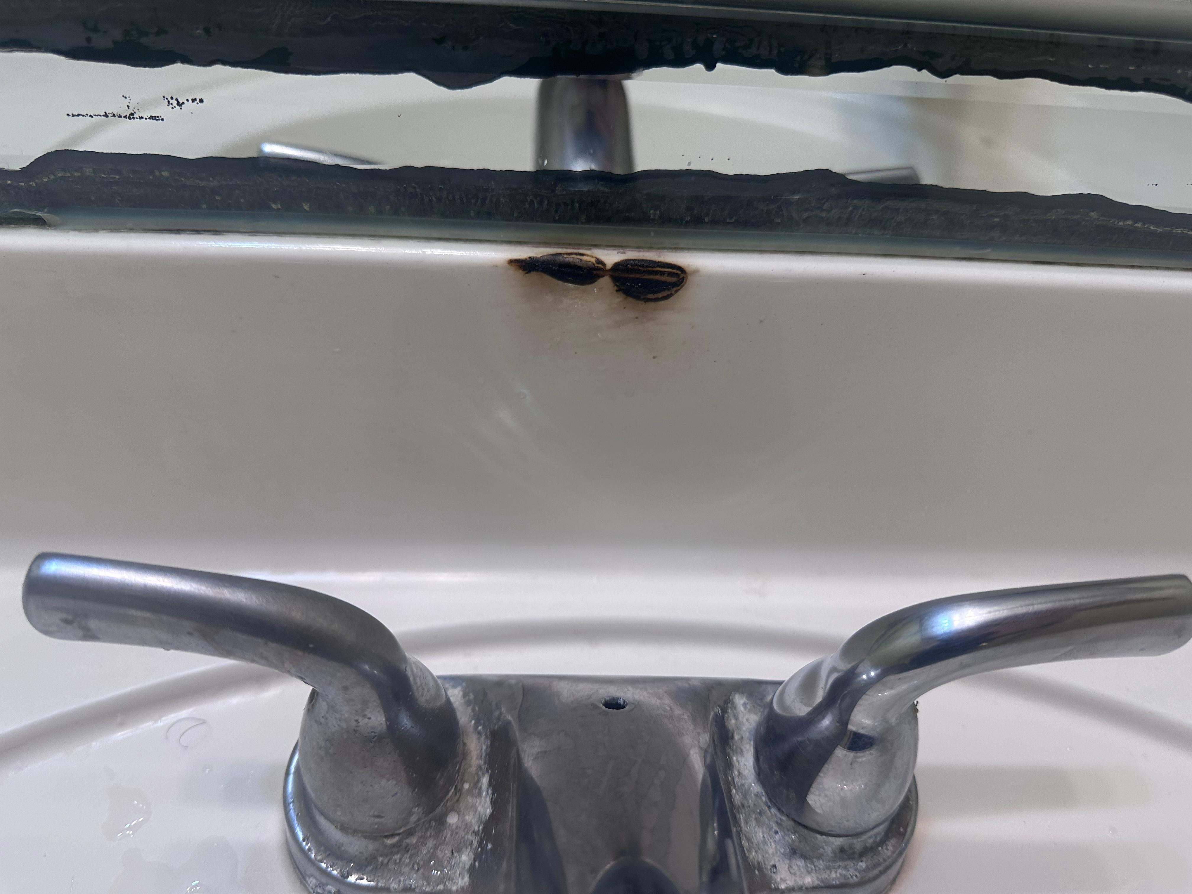 Se veía que el lavamanos no lo habían limpiado bien pues un se veía una mancha como de quemadura, los grifos desgastados y con sarro