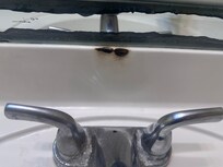 Se veía que el lavamanos no lo habían limpiado bien pues un se veía una mancha como de quemadura, los grifos desgastados y con sarro