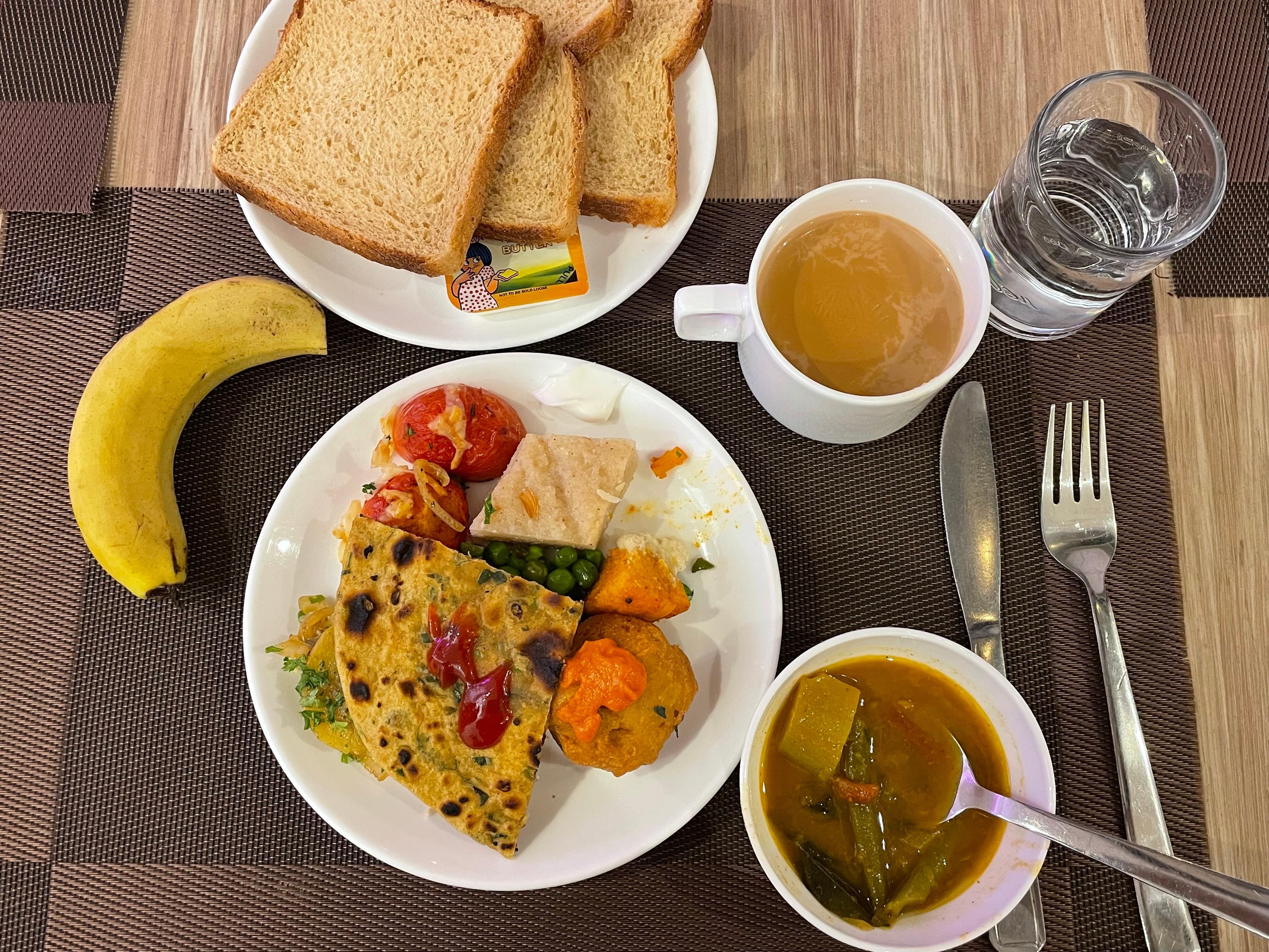 朝食は美味しかったです。サンバル（写真右下）がお気に入りです。