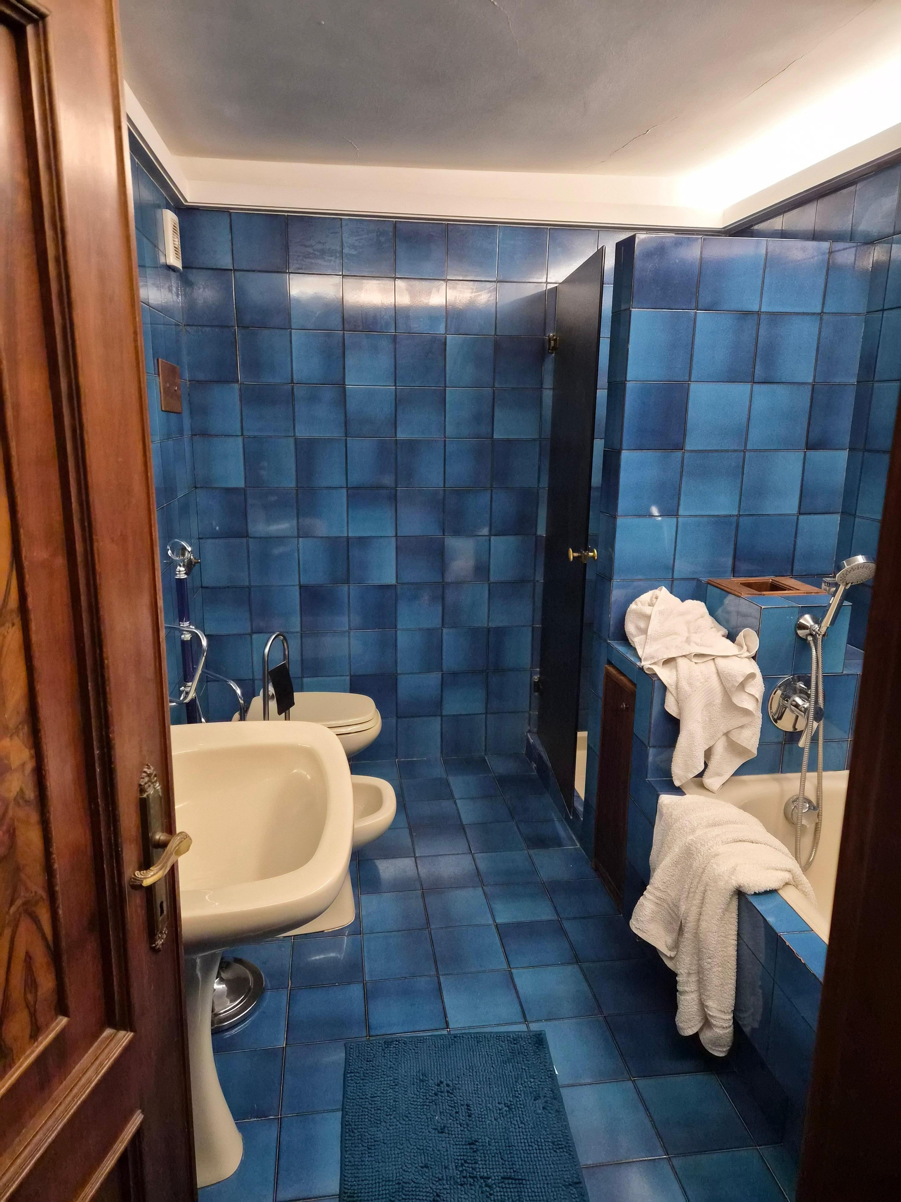 Bathroom with tub/shower