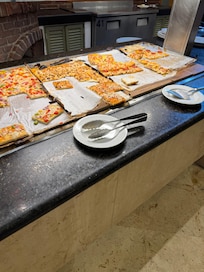 Buffet de pizzas, realmente las comidas son muy buenas y muy variadas.