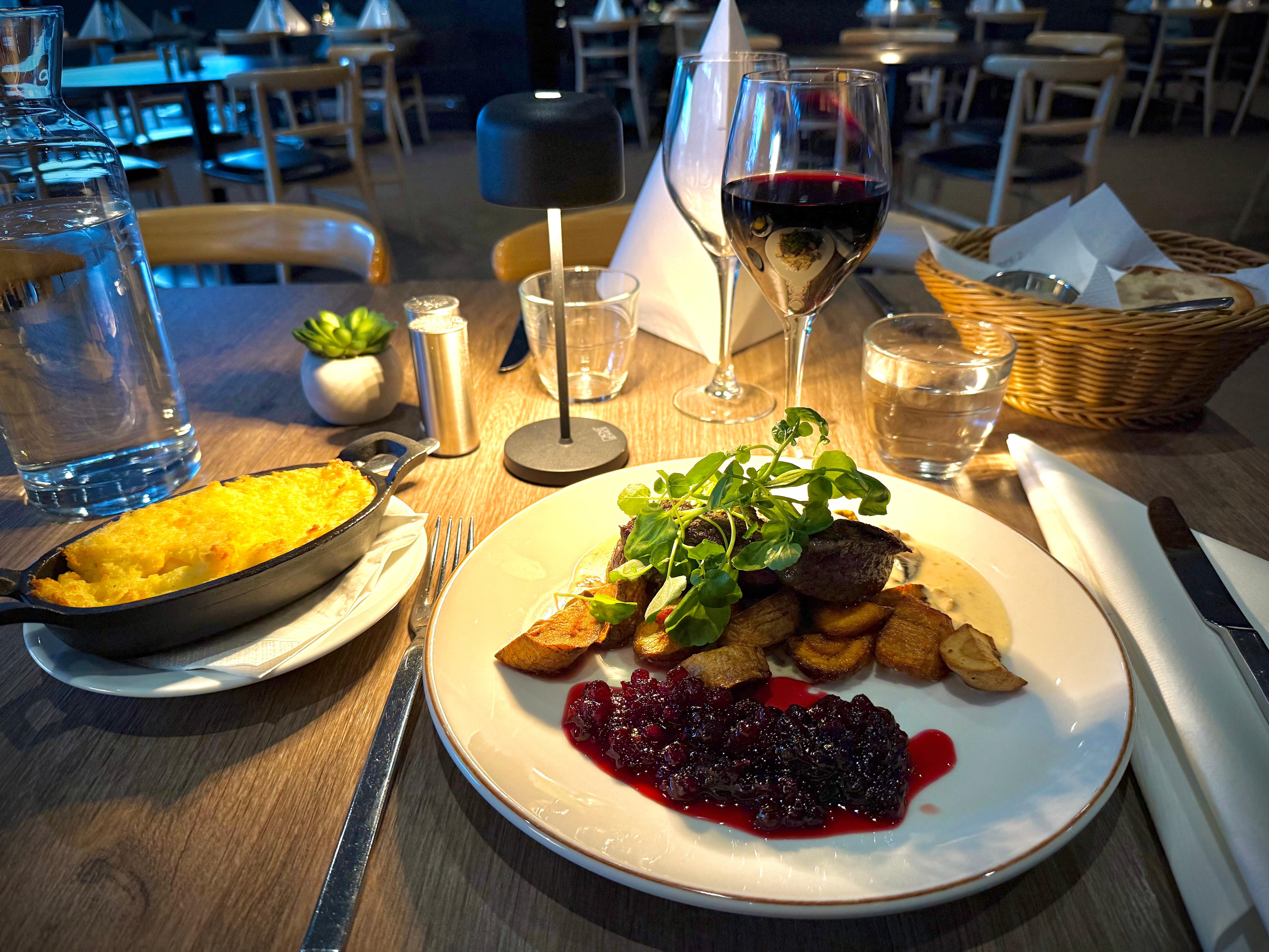 Middag i restaurangen.