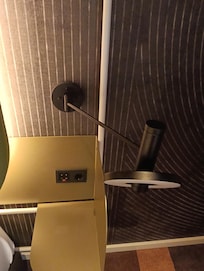 Comoda luce di cortesia vicino al letto