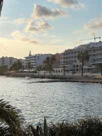 Vista do hotel da baía de Ibiza