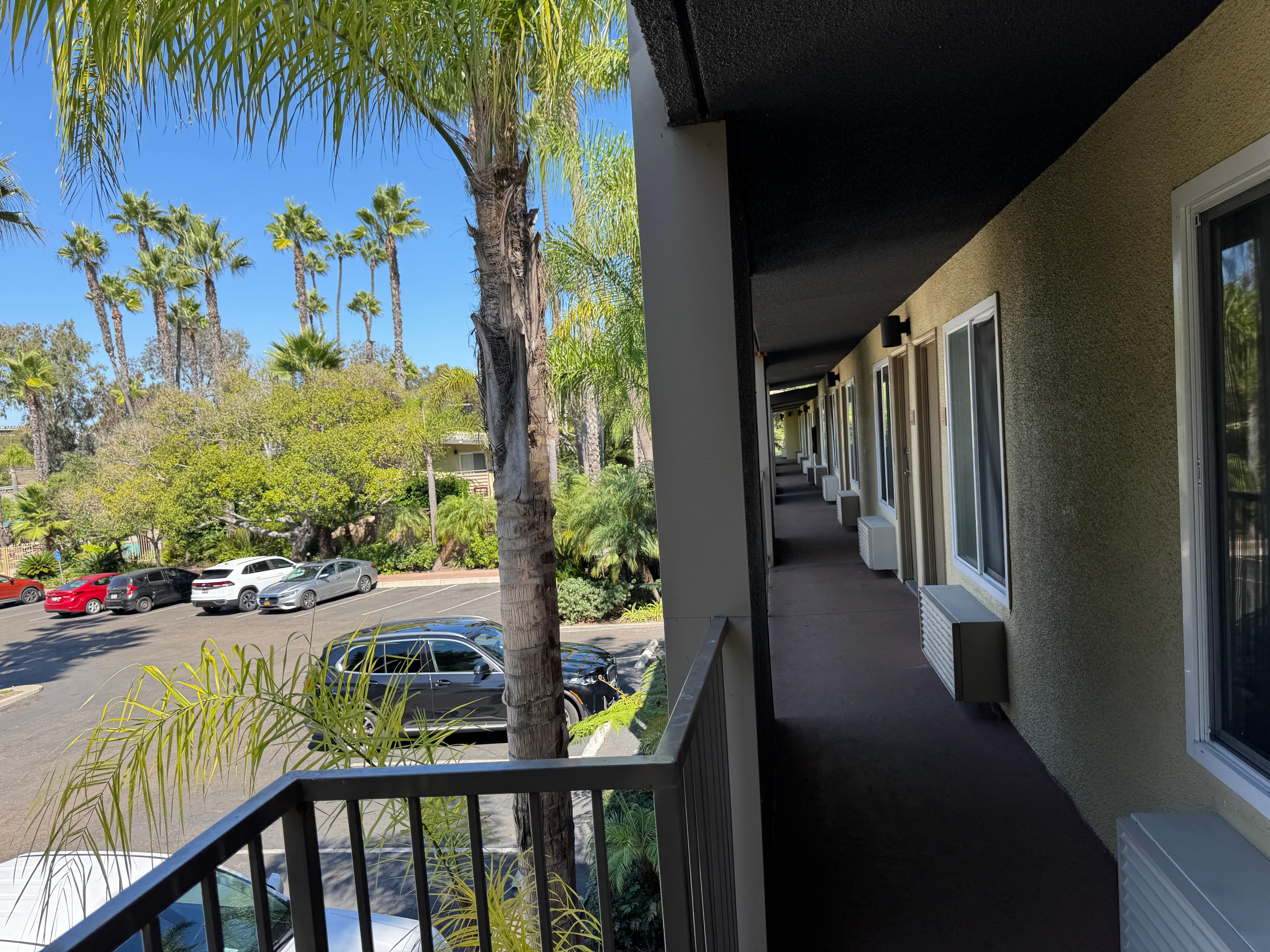 Klimaanlagen und gang vor dem Zimmer 