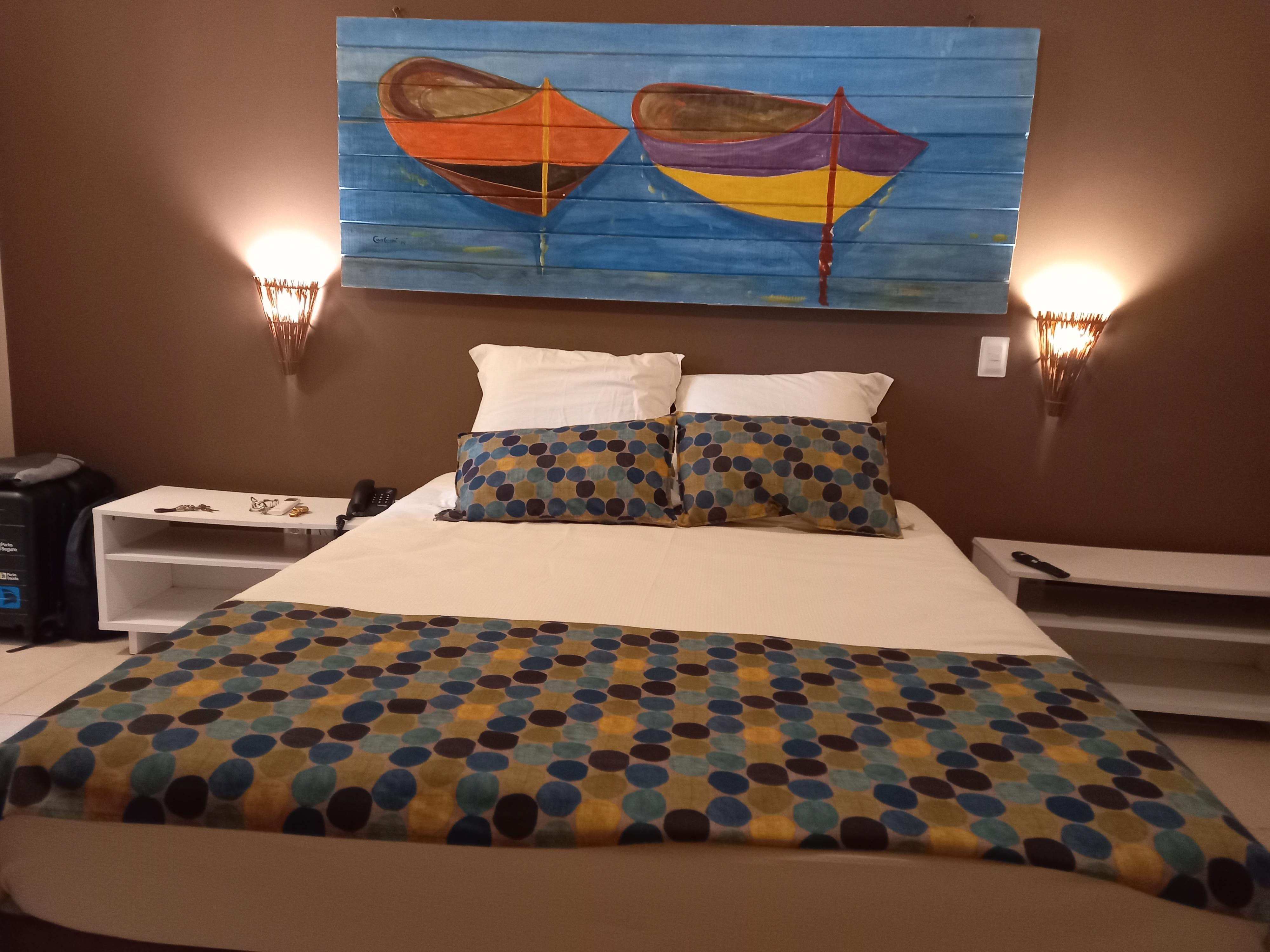 Quarto bem amplo ,ar condicionador gelando com o calor que faz,fica ótimo. 